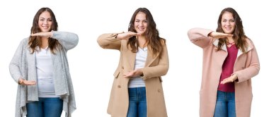 Kolaj güzel bir artı kış giyen boyutu kadın ile büyük ve büyük boy işaret, ölçü birimi sembol gösteren el eller izole arka plan üzerinde ceket. Kameraya bakarak gülümsüyordu. Ölçüm kavramı.