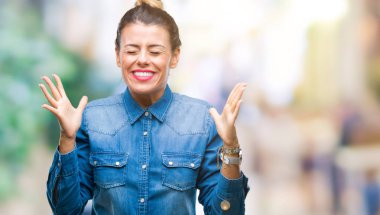 Genç güzel kadın yüzünden kızgın ve silah ile başarı için deli kutluyor izole arka plan ortaya çıkar ve heyecanlı çığlık gözler kapalı. Kazanan kavramı