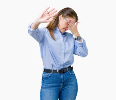 Güzel orta yaş olgun iş kadını elleriyle gözlerini kapsayan izole arka plan üzerinde gözlük takan ve stop jest ile acı ve korku ifadesi. Utandım ve negatif kavramı.