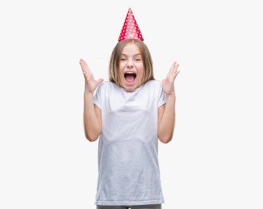 Genç güzel kız Doğum günü şapkası üzerinde arka plan çılgın kutlama izole ve silah ile başarı için yükseltilmiş ve açık gözleri heyecanlı çığlık hayrete düşürdü. Kazanan kavramı