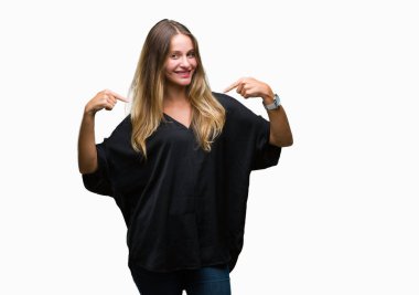 Yüzünde gülümseme ile kendinden emin görünüyorsun, kendini gururlu ve mutlu parmakları ile işaret izole arka plan genç güzel sarışın kadın.