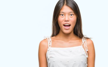 Genç Asyalı kadın korkuyor ve şok sürpriz ifade ile izole arka plan üzerinde korku ve yüz heyecanlı.