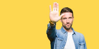 Stop yapıyor kot ceket giyen sakal ve mavi gözlü yakışıklı adamla elin avuç ile şarkı. Negatif ve ciddi bir jest yüz ifadesiyle uyarı.