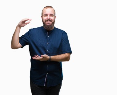 İzole arka plan eller eller büyük gösterilen ve büyük boy işareti, ölçü birimi sembolü ile üzerinde genç beyaz hipster adam. Kameraya bakarak gülümsüyordu. Ölçüm kavramı.