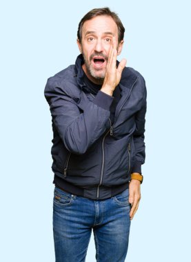 Bir ceket giyen orta yaş yakışıklı adam el gizli söylenti söylüyor Ağızdan kötü amaçlı konuşma konuşma fısıldayan