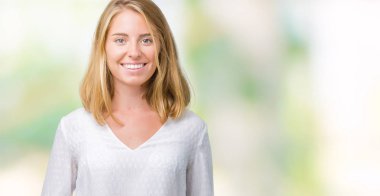 Güzel genç zarif kadın yüzünden izole arka plan el ele tutusun ve rahat ve neşeli gülümseyen parmak çarpı işareti. Başarı ve iyimser