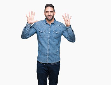 Yakışıklı delikanlı gösterilen ve parmakları ile işaret izole arka plan üzerinde numara 9 kendinden emin ve mutlu gülümseyerek süre.