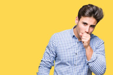 Genç yakışıklı iş adamı hasta ve soğuk veya bronşit için semptom olarak öksürük duygu izole arka plan üzerinde. Sağlık kavramı.