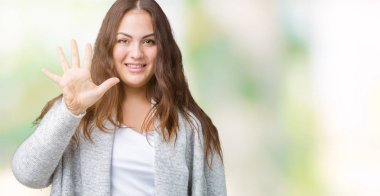 Parmakları ile beş kendinden emin ve mutlu gülümseyerek süre güzel artı boyutu genç kadın giyiyor kış ceket ve yukarıyı gösteren izole arka plan üzerinde numara.