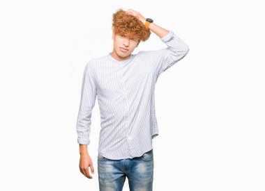 Şık gömlek giymiş afro saçlı Genç yakışıklı iş adamı şaşırtmak ve soru hakkında merak ediyorum. Şüphe, kafasına el ile düşünme ile belirsiz. Dalgın kavramı.