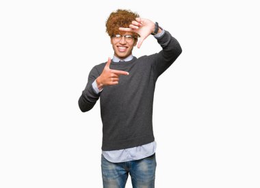Elle yapma çerçeve ve parmakları ile mutlu yüz gülümseyen gözlüklü afro saçlı Genç yakışıklı iş adamı. Yaratıcılık ve Fotoğrafçılık kavramı.