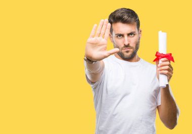 Yakışıklı delikanlı derecesi açık eliyle dur işareti ile ciddi ve kendine güvenen ifade, savunma jest yapıyor izole arka plan üzerinde tutan