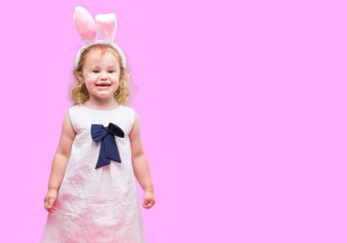 Güzel sarışın yürümeye başlayan çocuk Paskalya bunny kulaklar giyiyor