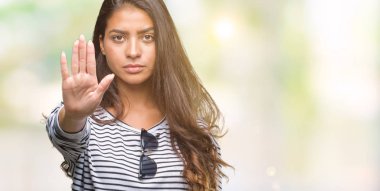 Genç güzel Arap kadın elin avuç durağı şarkı yapıyor izole arka plan üzerinde güneş gözlüğü takıyor. Negatif ve ciddi bir jest yüz ifadesiyle uyarı.