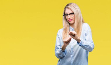 İzole arka plan üzerinde gözlüklü genç güzel sarışın iş kadını tiksinti ifadesi, memnun ve korkulu tiksinti yüz yapıyorsun çünkü nefret tepki. Elleriyle kaldırdı. Sinir bozucu kavramı.