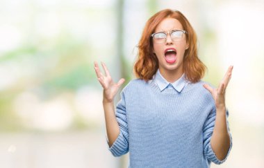 İzole arka plan kış kazak çılgın ve kızgın bağırarak ve agresif ifade ve silah kaldırdı bağırmaya giyen genç güzel kadın. Hayal kırıklığı kavramı.