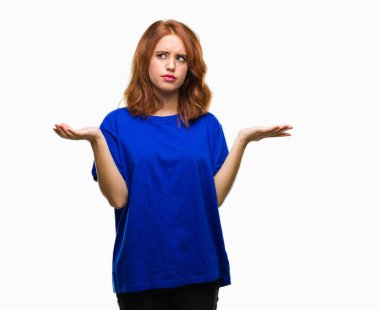 İzole arka plan clueless ve şaşkın bir ifadeyle kollar ve eller kaldırdı genç güzel kadın. Şüphe kavramı.