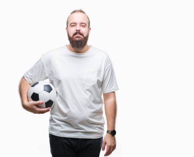 Acımak yüz ciddi düşünüyorum üstünde kendine güvenen bir ifade ile izole arka plan üzerinde futbol futbol topu tutan genç beyaz hipster adam