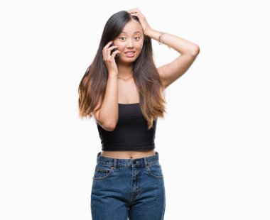 Baş, el ile vurguladı izole arka plan üzerinde konuşan Genç Asyalı kadın şok utanç ve sürpriz suratla, öfkeli ve sinirli. Korku ve hata için üzgün.