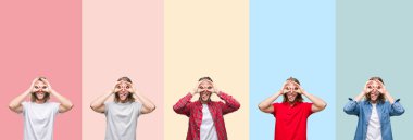 Yakışıklı delikanlı dilini dışarı, parmaklarının arasından baktığını dürbün gibi ok jest yapıyor renkli çizgili izole arka plan üzerinde kolaj. Deli ifade.