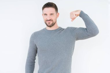 Kol kas, kendinden emin ve güç gurur gösteren izole arka plan güçlü kişi üzerinde rahat kazak giyen genç yakışıklı adam