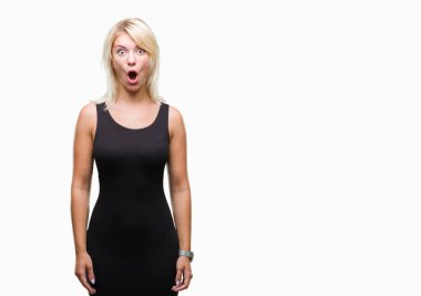 Genç güzel sarışın çekici kadın korkuyor ve şok sürpriz ifade, korku ve heyecan yüz ile izole arka plan üzerinde zarif elbise.