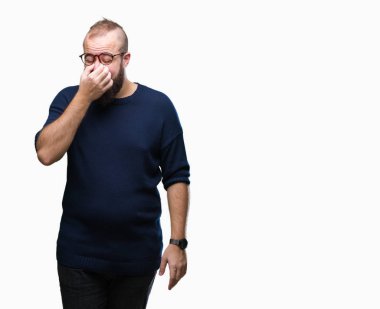 Genç beyaz hipster adam izole arka plan yorgun sürtünme burun ve göz yorgunluğu ve baş ağrısı duygu üzerinde güneş gözlüğü takıyor. Stres ve hayal kırıklığı kavramı.