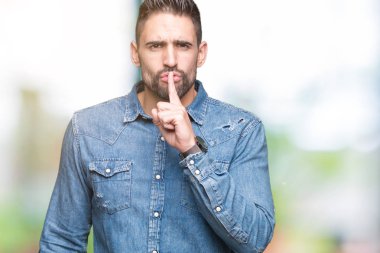 Yakışıklı delikanlı dudaklarında parmak ile sessiz olmanı izole arka plan üzerinde. Sessizlik ve gizli kavramı.