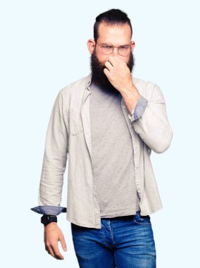 Genç sarışın adam giyen gözlük bir şey pis ve iğrenç kokulu, dayanılmaz koku, holding nefes burun parmaklar ile. Kötü kokuyor kavramı.