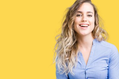 Güzel genç sarışın iş kadın izole alma veya jest vererek birlikte el avuç içi ile gülen arka plan. Ayrı tutma ve koruma