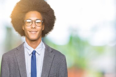 Afro saçlı gözlüklü mutlu ve güzel bir gülümseme ile yüzünde genç Afro-Amerikalı iş adamı. Şanslı kişi.