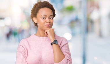 Güzel genç Afro-Amerikan kadın izole arka plan emin çapraz kollar ve çeneme kaldırdı el ile gülümseme ile kameraya bakıyor. Pozitif düşünce.