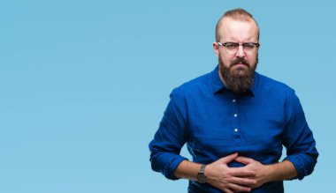 Üzerinde gözlük takan Genç beyaz hipster adam izole mide üzerinde el ile arka plan çünkü hazımsızlık, ağrılı hastalık hasta hissediyor. Ağrısı kavramı.