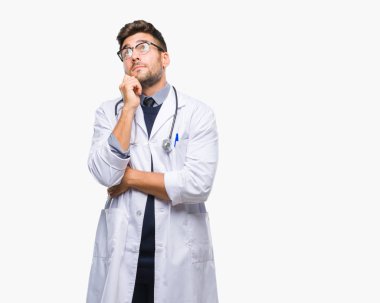 Genç yakışıklı adam çene düşünme hakkında soru, dalgın ifade üzerine el ile izole arka plan üzerinde doktor. Düşünceli yüzüyle gülümsüyor. Şüphe kavramı.