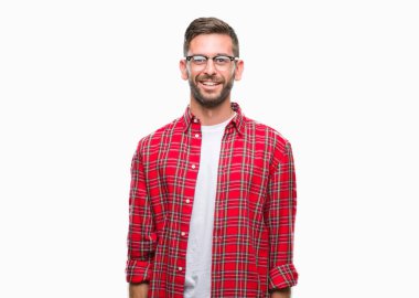 Yakışıklı delikanlı uzak tarafına yüzünde, doğal ifade gülümseme ile seyir izole arka plan üzerinde. Kendine güvenen gülüyor.