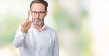 Yakışıklı orta yaş zarif üst düzey iş adam gözlük izole üzerinde arka plan işaret parmağını ve kızgın ifade ile