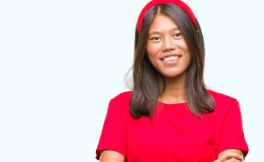 Genç Asyalı kadın izole arka plan mutlu yüz çapraz silah kameraya bakarak ile gülümseyen yüzünden. Olumlu bir kişi.