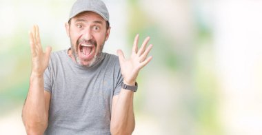 Yakışıklı orta yaş ağarmış komuta sizde giyiyor spor izole arka plan üzerinde kutluyor deli kap ve çığlık kaldırdı ve açık gözleri heyecanlı silah ile başarı için hayrete düşürdü. Kazanan kavramı