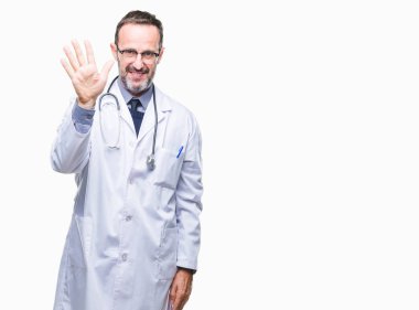 Gösterilen ve parmakları ile işaret Tıbbi üniforma izole geçmişi giyen orta yaş üst düzey ağarmış Doktor adam kendinden emin ve mutlu gülümseyerek süre beş numara.