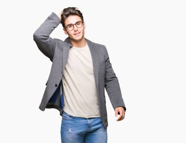 El jest yukarıya ile kendine güvenen dokunaklı saç gülümseyerek, çekici poz izole arka plan üzerinde gözlüklü genç iş adamı