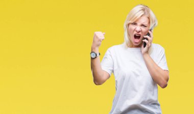 Arama ve öfke kavram smartphone üzerinde izole arka rahatsız ve öfke, çılgın ve yükseltilmiş eliyle diye bağıran ile sinirli bağırarak konuşurken genç güzel sarışın kadın