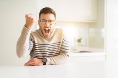 Genç yakışıklı adam gözlük, öfke, çılgın ve yükseltilmiş eliyle diye bağıran ile rahatsız ve hayal kırıklığına uğramış öfke kavramı bağırarak Anasayfa