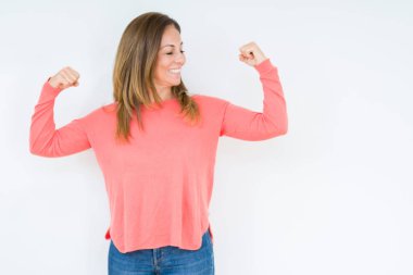 Güzel orta yaş kadın kol kasları gururlu gülümseyen gösterilen izole arka plan yüzünden. Fitness kavramı.