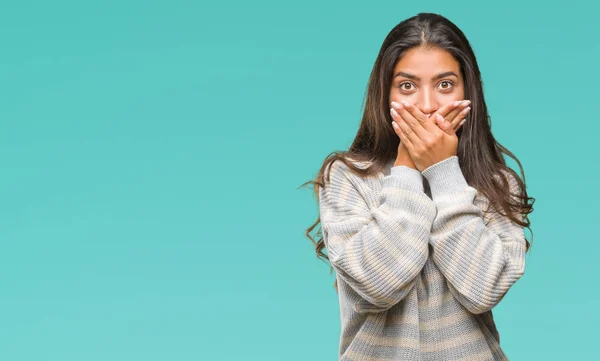 Jonge Mooie Arabische Vrouw Winter Trui Dragen Geïsoleerde Achtergrond Geschokt — Stockfoto