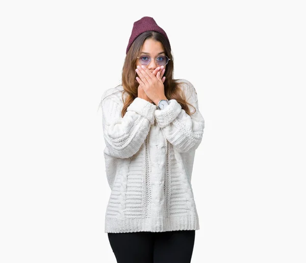 Young Beautiful Brunette Hipster Woman Wearing Sunglasses Isolated Background Shocked — Stock Photo, Image