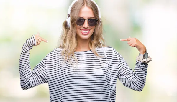 Schöne Junge Blonde Frau Mit Kopfhörern Und Sonnenbrille Über Isoliertem — Stockfoto