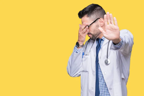 Bonito Jovem Médico Homem Sobre Fundo Isolado Cobrindo Olhos Com — Fotografia de Stock