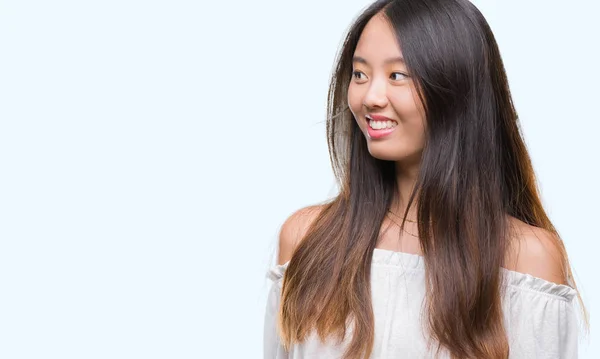 Giovane Donna Asiatica Sfondo Isolato Guardando Altra Parte Con Sorriso — Foto Stock