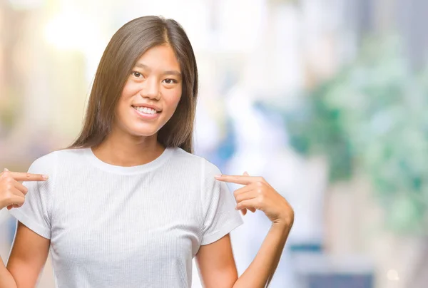 Jovem Mulher Asiática Sobre Fundo Isolado Olhando Confiante Com Sorriso — Fotografia de Stock