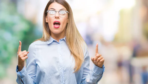 Ung Vacker Affärskvinna Som Bär Glasögon Över Isolerade Bakgrund Förvånad — Stockfoto